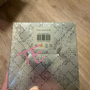 TAYLOR SWIFT HOLIDAY DROP THE ERAS TOUR ACOUSTIC PIANO SNOW GLOBE